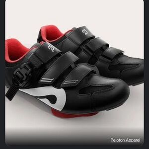 New peloton riding shoes. Size 8 woman’s (41) never used. Retail for $125.